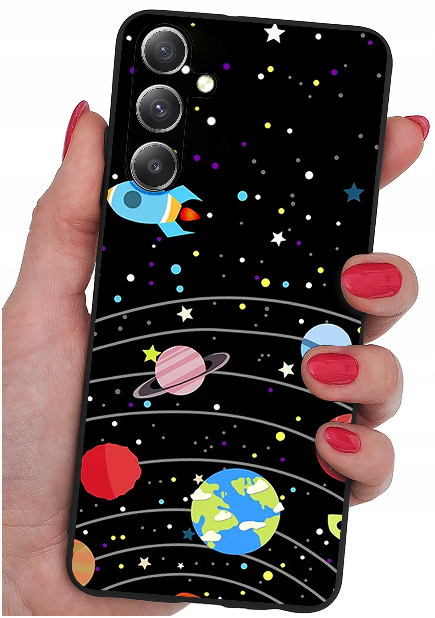Etui na telefon z kolorowym wzorem przedstawiającym planety, gwiazdy i rakietę na czarnym tle. Etui trzymane jest w dłoni z pomalowanymi na czerwono paznokciami.