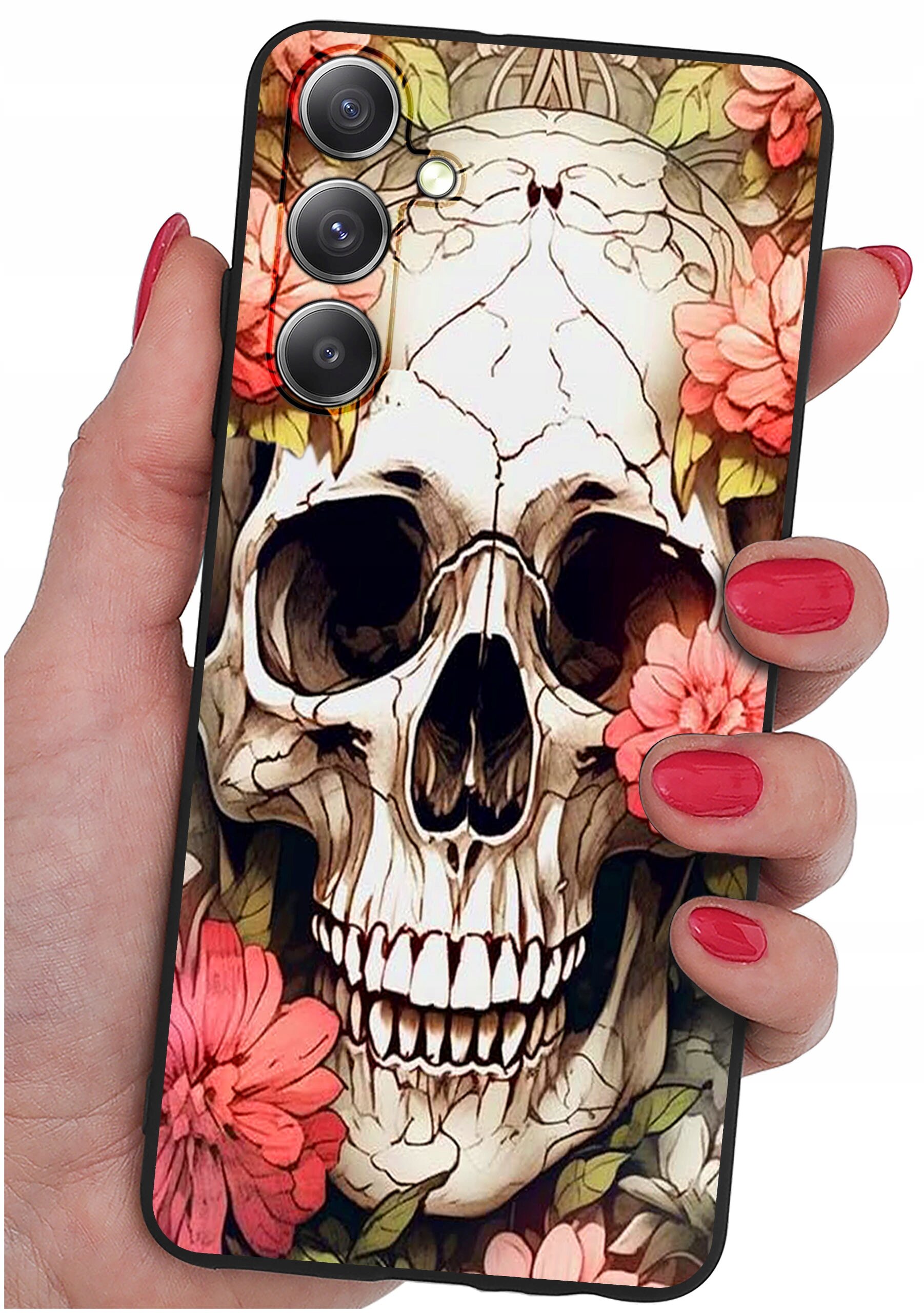 Etui na telefon z motywem czaszki otoczonej różowymi kwiatami, trzymane w dłoni z pomalowanymi na czerwono paznokciami.