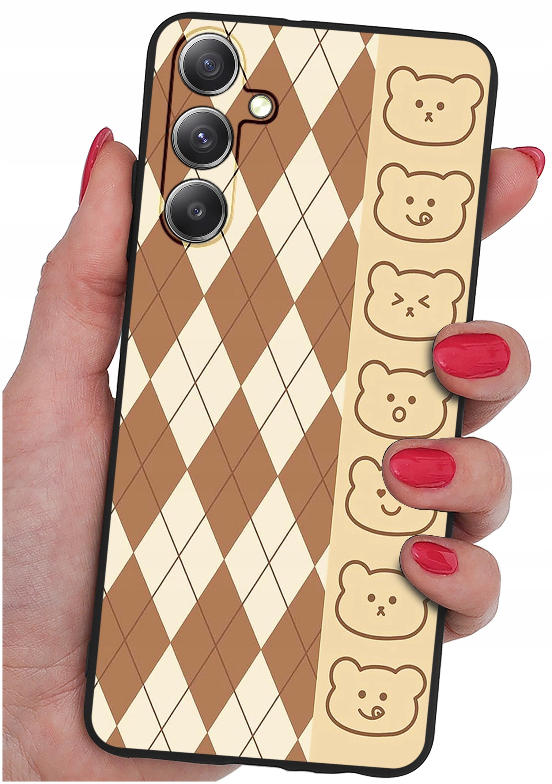 Etui na telefon z wzorem w romby w kolorach brązowym i kremowym oraz rysunkami głów misiów po boku. Etui trzymane jest w dłoni z pomalowanymi na czerwono paznokciami.