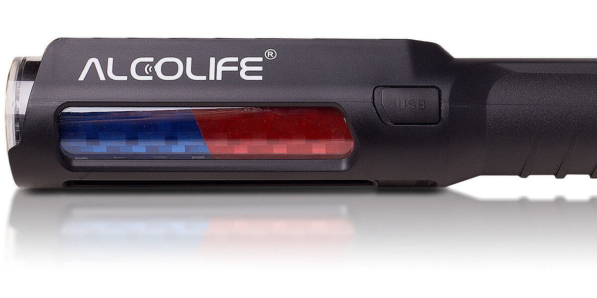 Czarny alkomat z logo \'ALCOLIFE\' i widocznym portem USB. Urządzenie ma przezroczysty panel z czerwonym i niebieskim wskaźnikiem.