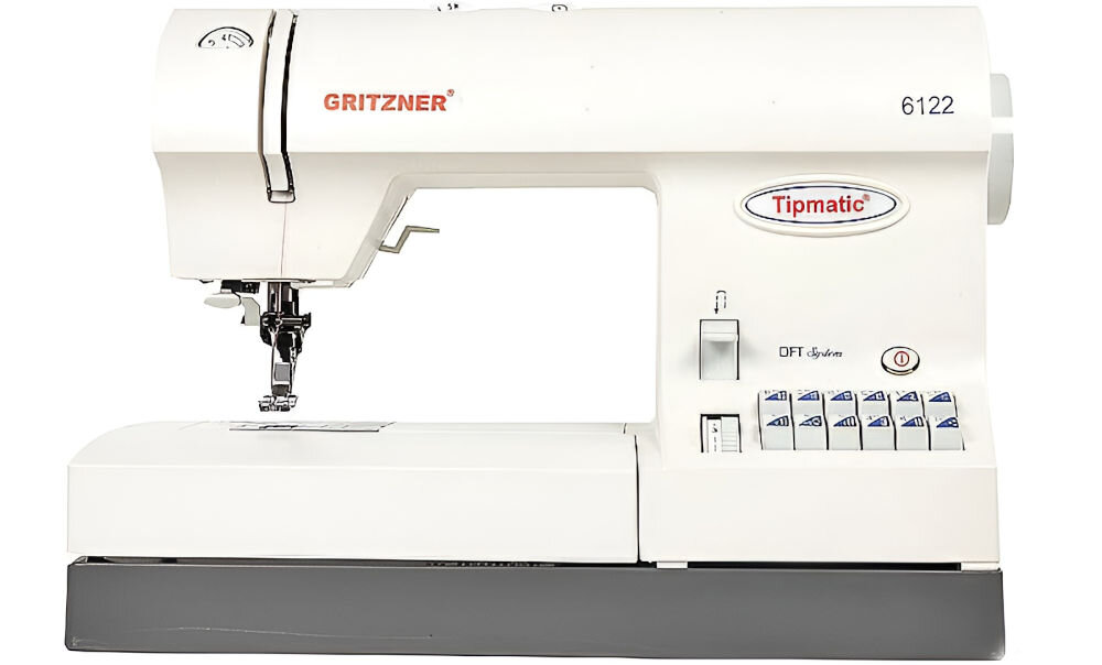 Biała maszyna do szycia z widocznymi napisami \'GRITZNER\', \'6122\' i \'Tipmatic\'. Posiada kilka przycisków i pokręteł na przednim panelu oraz logo \'DFT System\'.