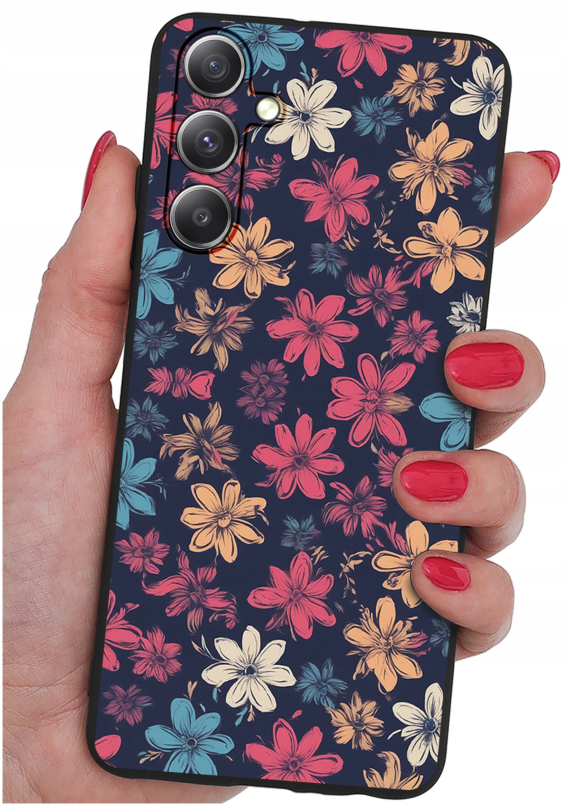 Osoba trzyma telefon z etui ozdobionym kolorowymi kwiatami na ciemnym tle. Etui ma wycięcia na trzy obiektywy aparatu.