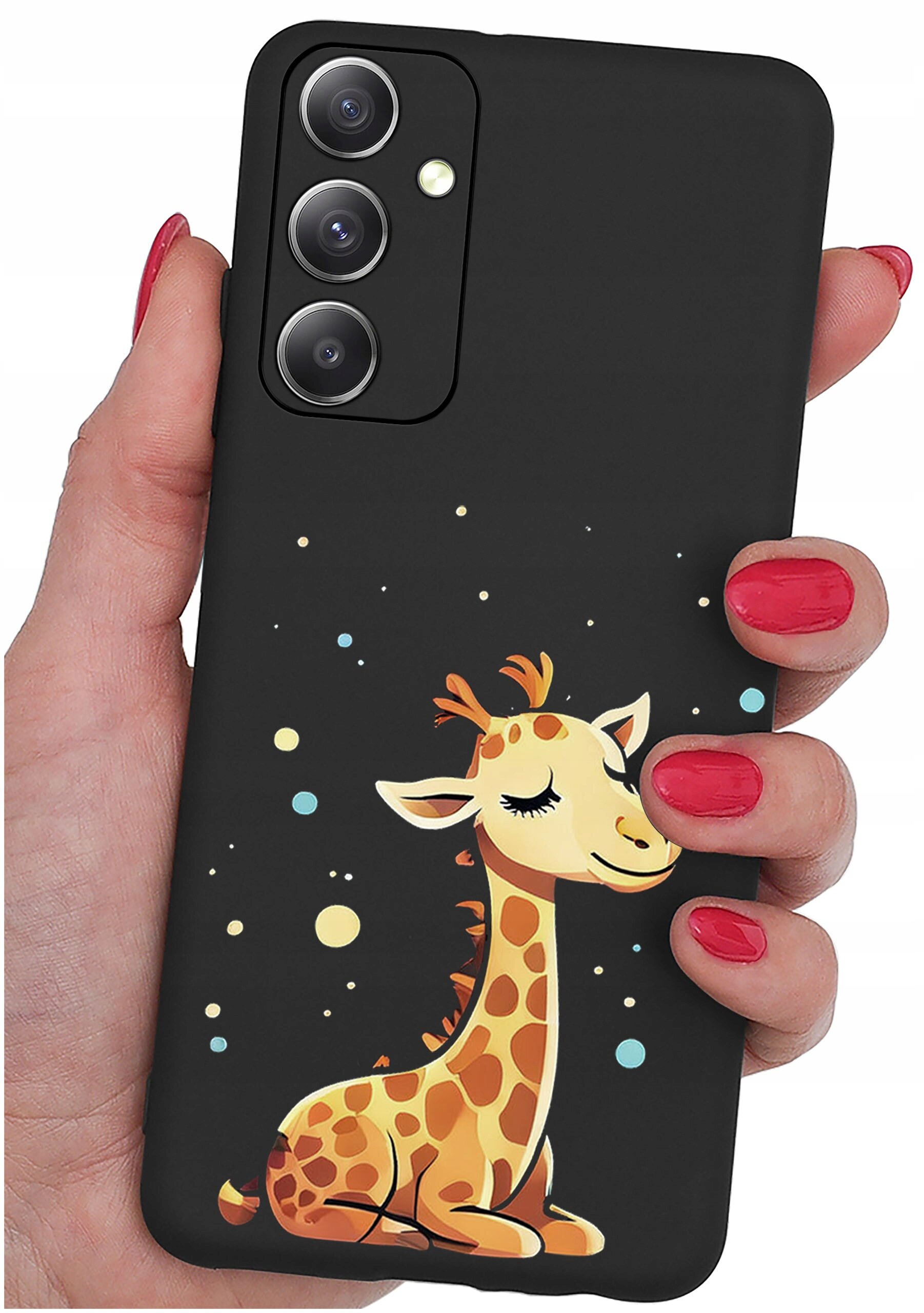 Czarne etui na telefon z nadrukiem uśmiechniętej żyrafy otoczonej kolorowymi kropkami. Etui trzymane jest w dłoni z pomalowanymi na czerwono paznokciami.