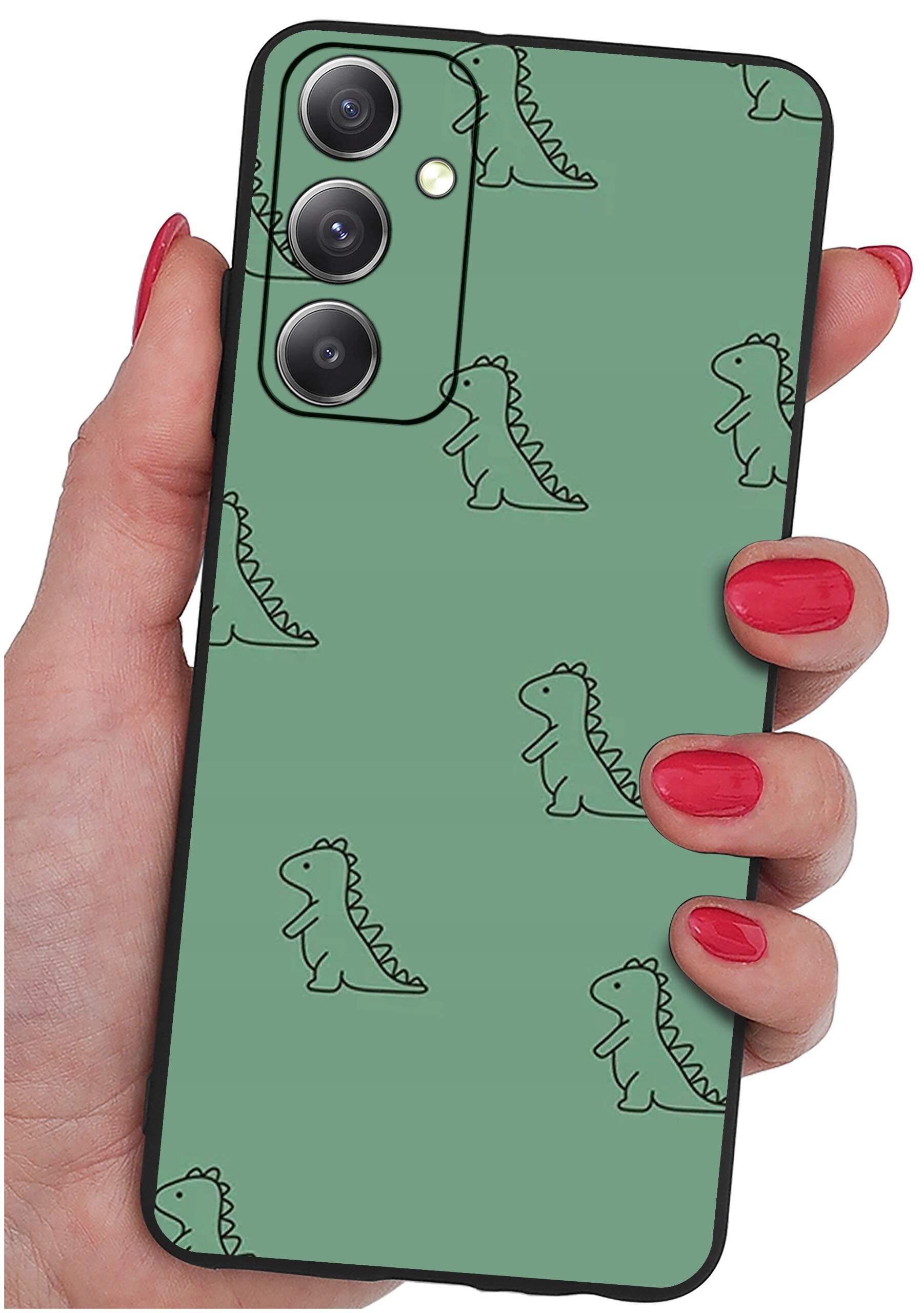 Osoba trzyma zielone etui na telefon z wzorem małych dinozaurów. Etui ma wycięcia na trzy obiektywy aparatu.