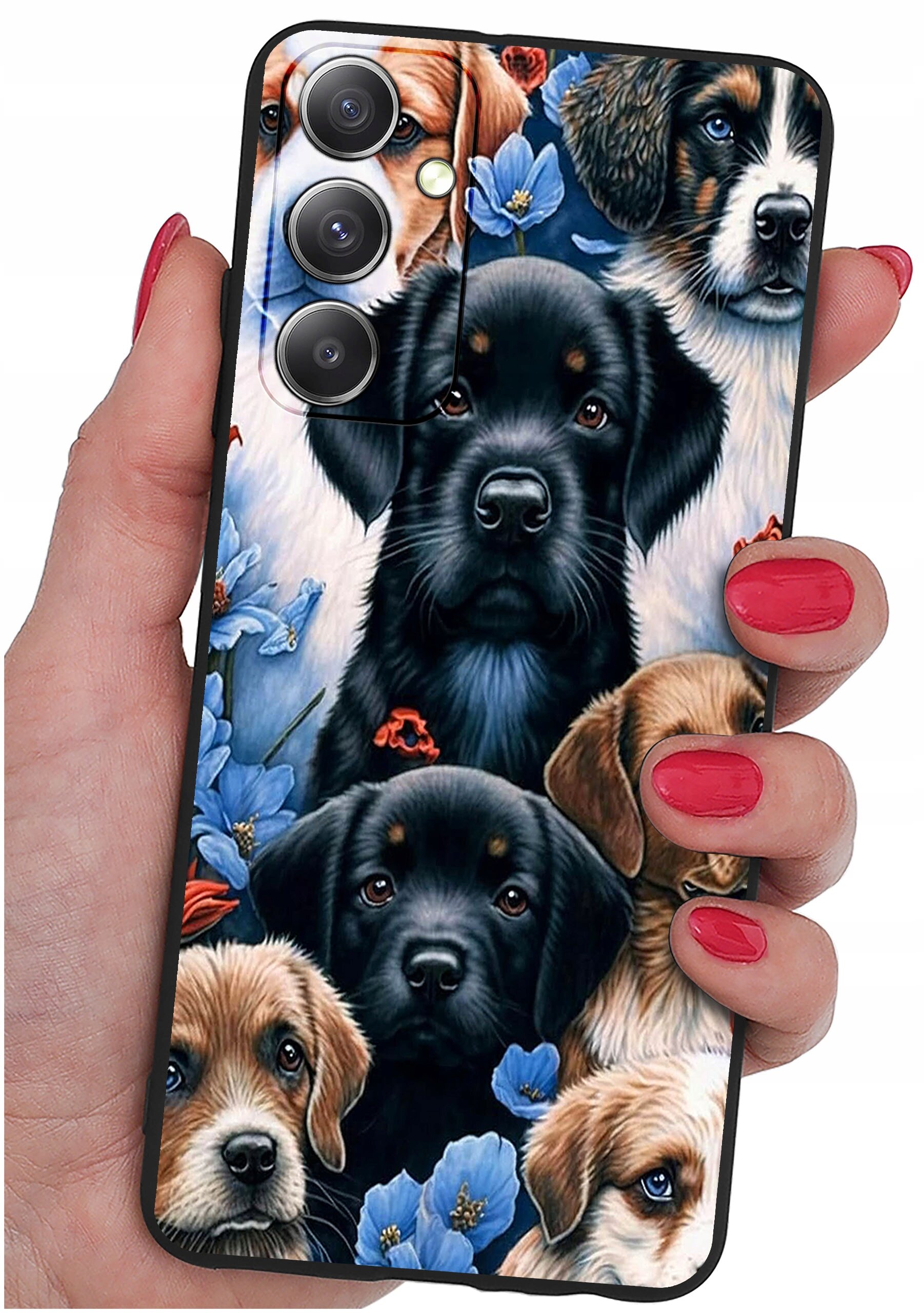 Etui na telefon z wzorem przedstawiającym kilka psów otoczonych niebieskimi kwiatami, trzymane w dłoni z pomalowanymi na czerwono paznokciami.