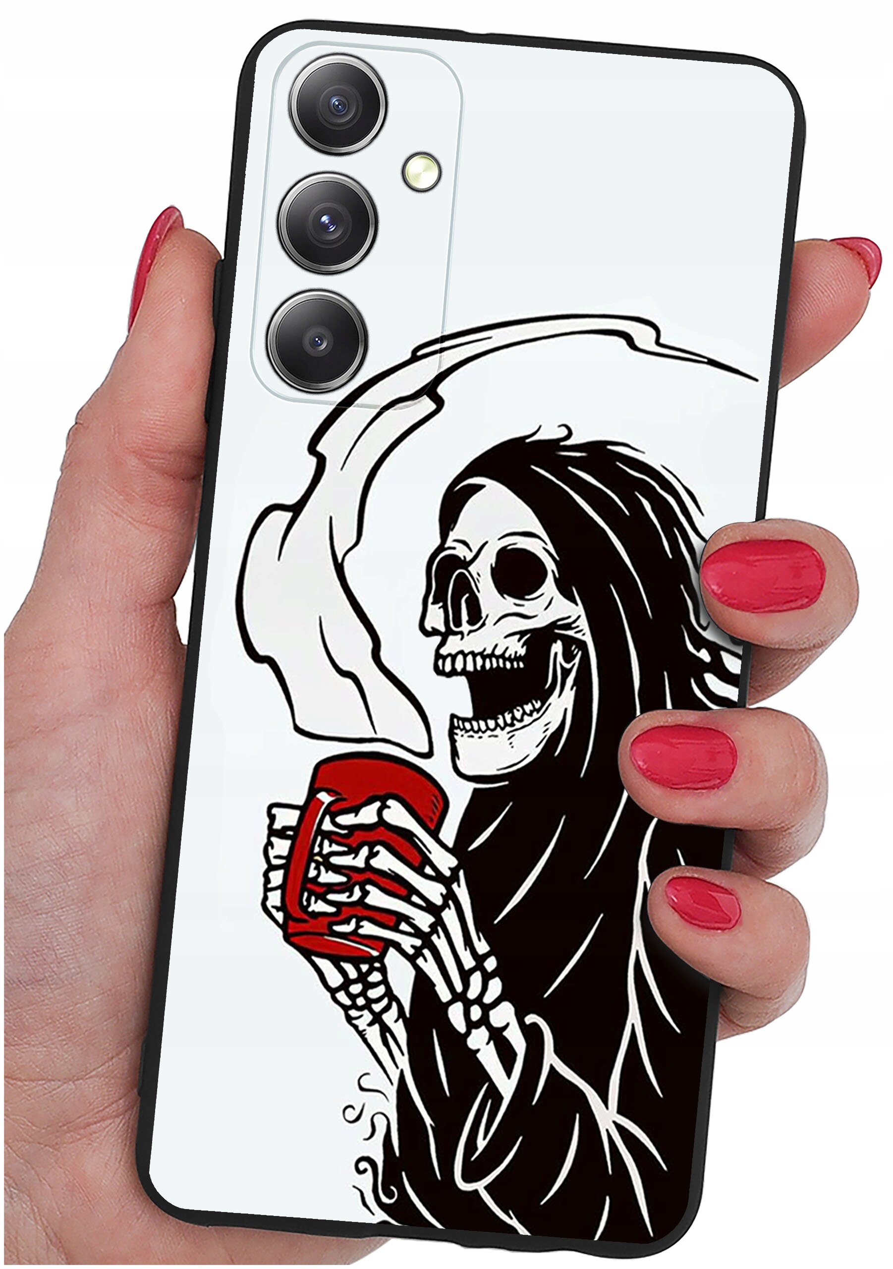 Etui na telefon z nadrukiem szkieletu w kapturze trzymającego czerwony kubek, widoczne na tle dłoni z pomalowanymi na czerwono paznokciami.