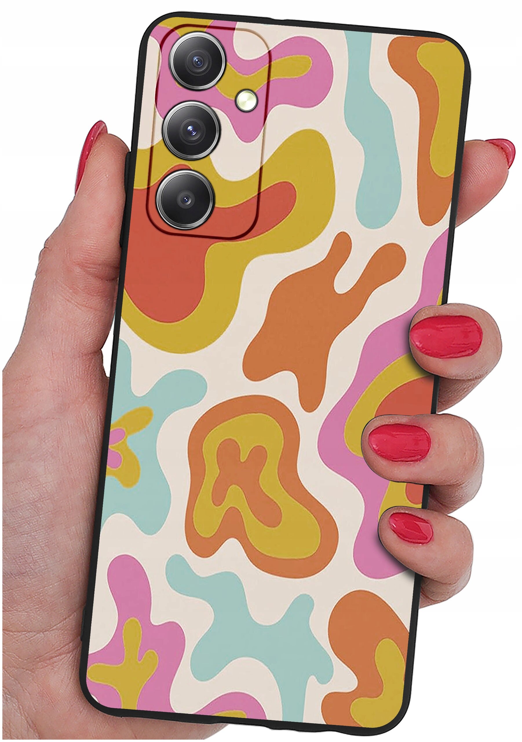 Osoba trzyma telefon z kolorowym etui o abstrakcyjnym wzorze w odcieniach pomarańczowego, różowego, zielonego i niebieskiego. Etui ma wycięcia na trzy obiektywy aparatu.