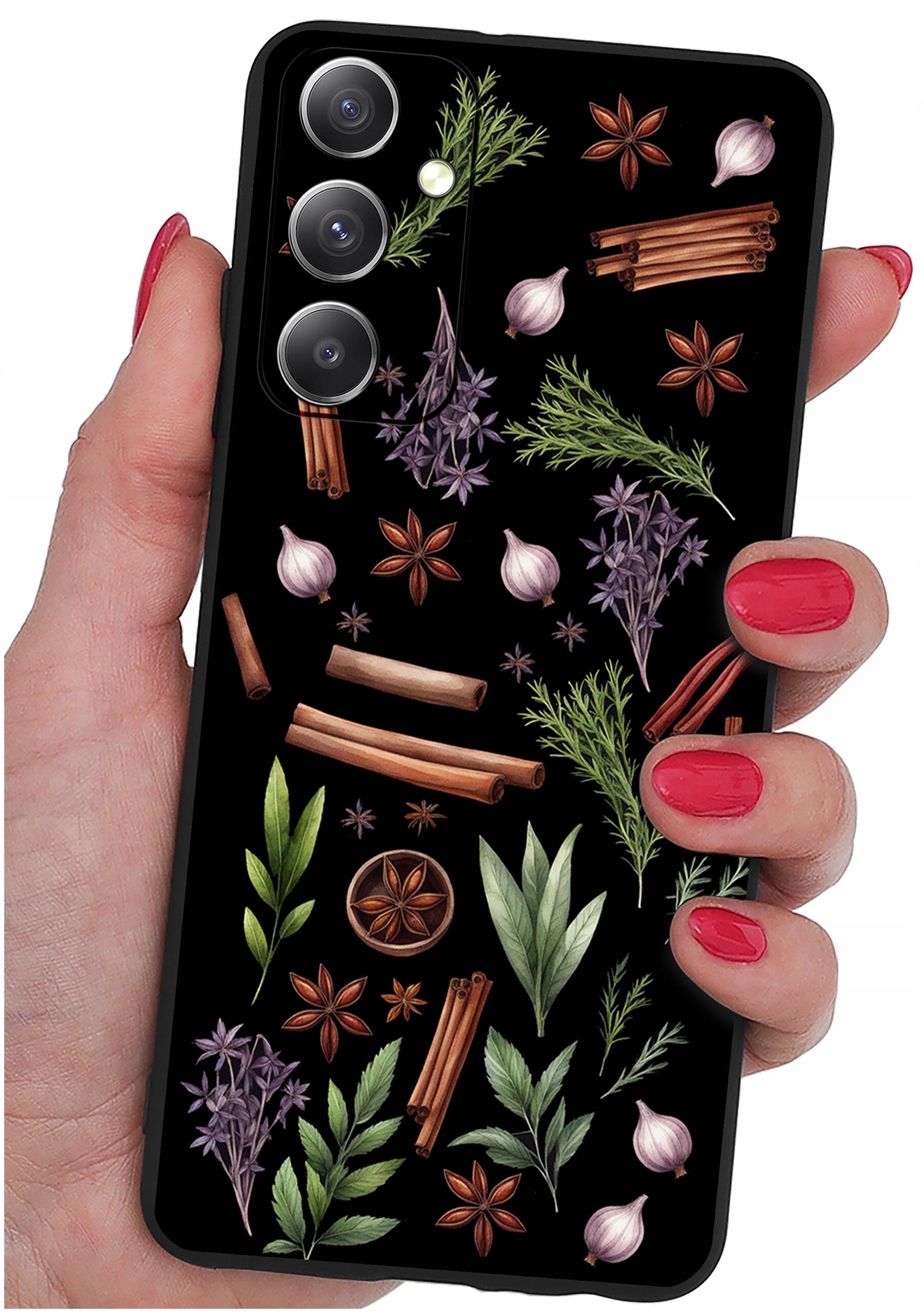 Etui na telefon z czarnym tłem ozdobione wzorami przypraw i ziół, takimi jak cynamon, anyż, czosnek i liście. Etui trzymane jest w dłoni z pomalowanymi na czerwono paznokciami.