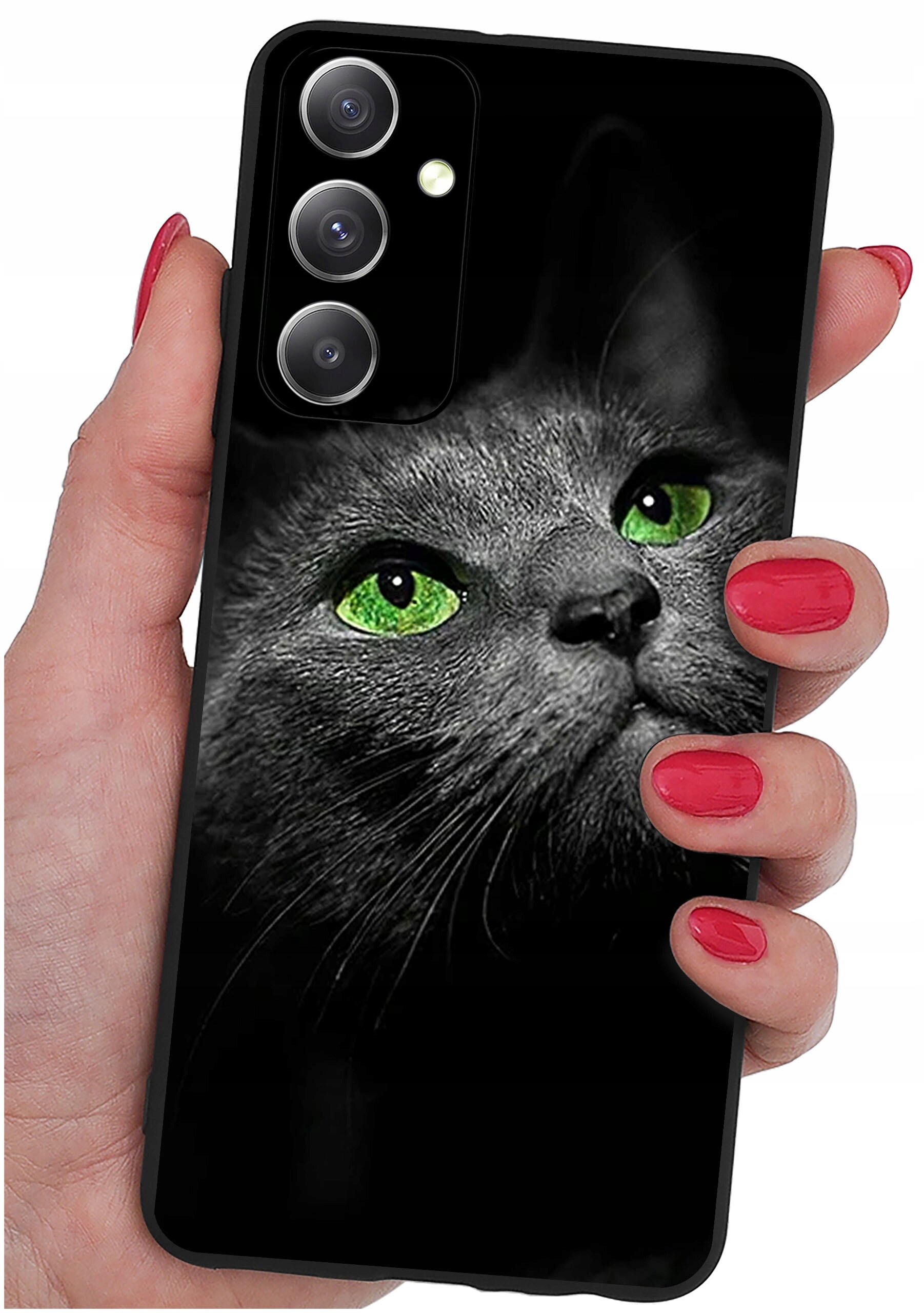Etui na telefon z nadrukiem szarego kota o zielonych oczach, trzymane w dłoni z pomalowanymi na czerwono paznokciami. Widoczne są trzy obiektywy aparatu telefonu.