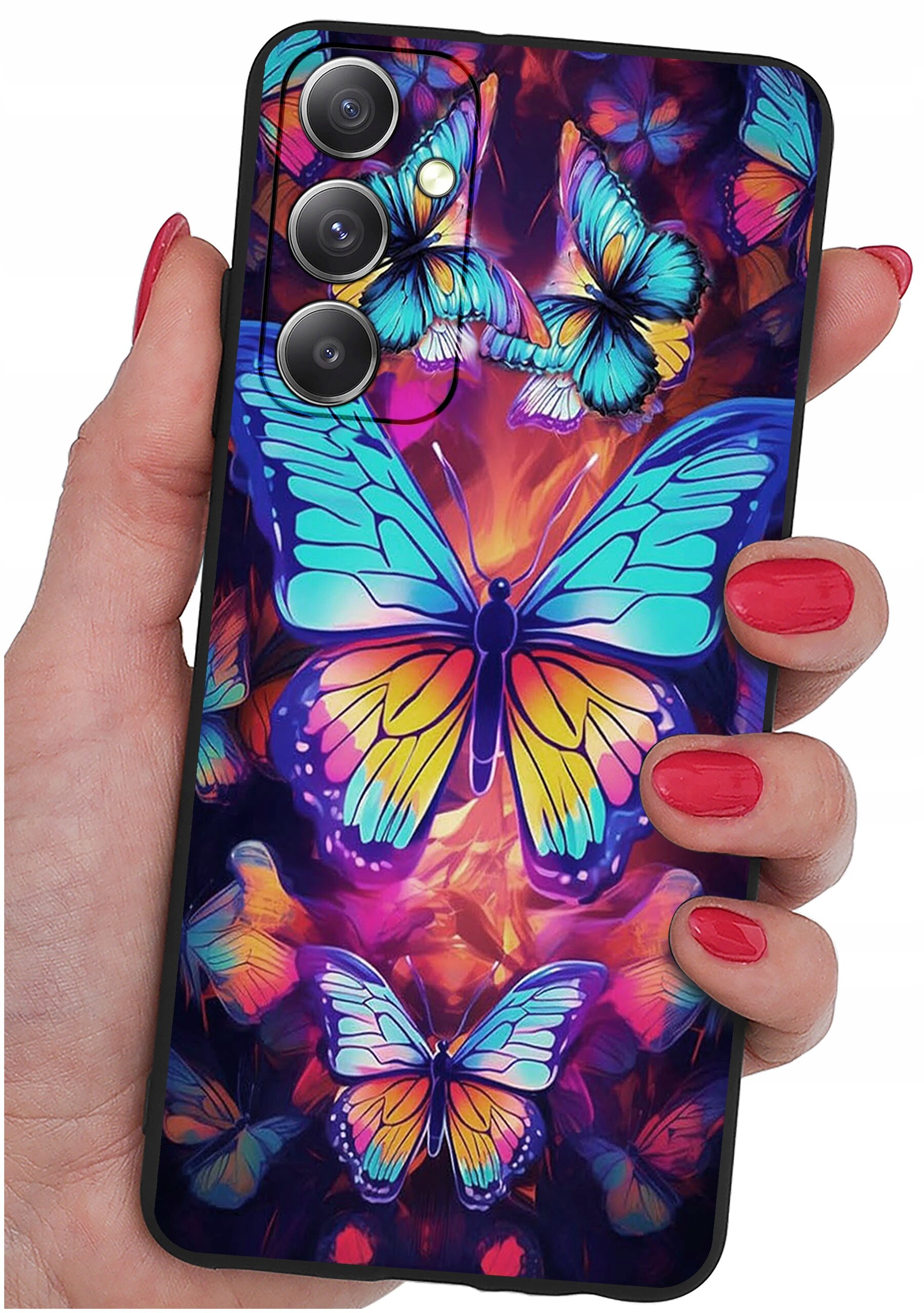 Etui na telefon z kolorowym wzorem motyli, trzymane w dłoni z pomalowanymi na czerwono paznokciami. Etui posiada trzy otwory na aparaty fotograficzne.
