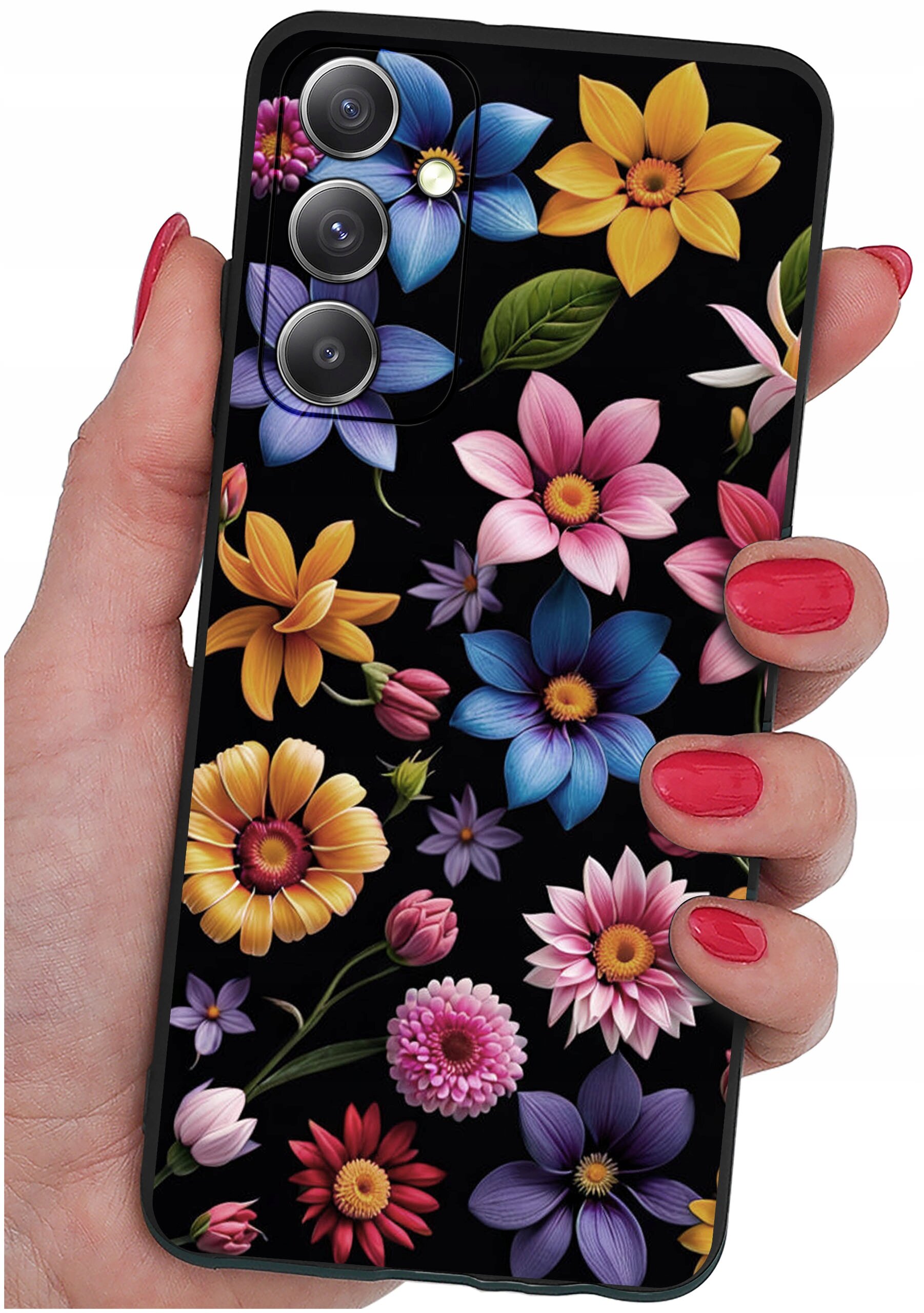 Etui na telefon z kolorowym wzorem kwiatów na czarnym tle, trzymane w dłoni z pomalowanymi na czerwono paznokciami. Widoczne są trzy obiektywy aparatu telefonu.