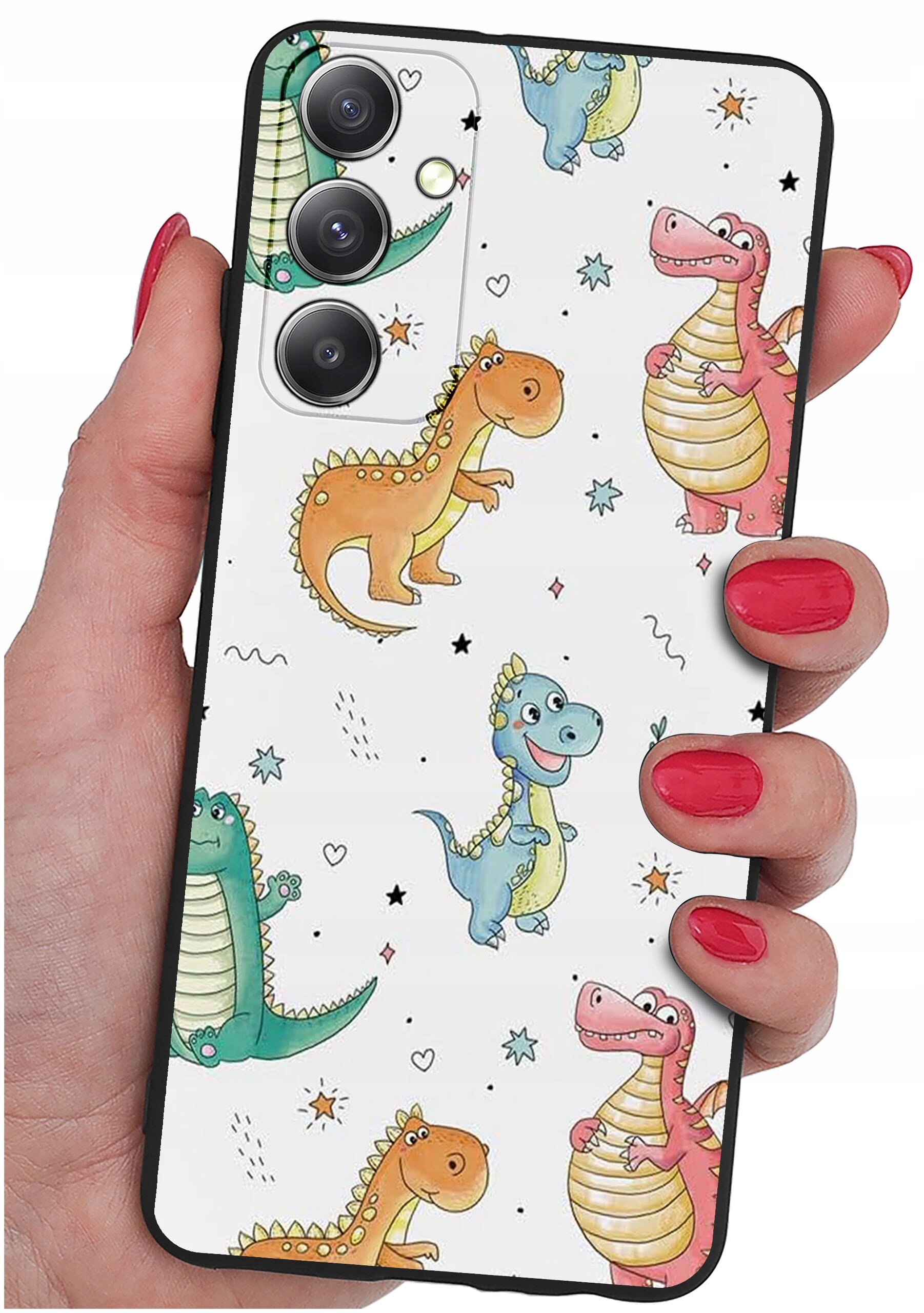 Etui na telefon z kolorowymi rysunkami dinozaurów na białym tle, trzymane w dłoni z pomalowanymi na czerwono paznokciami. Etui posiada wycięcia na trzy obiektywy aparatu.