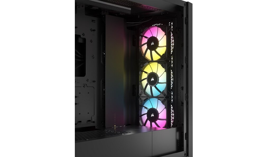 Wnętrze obudowy komputerowej z trzema wentylatorami RGB, które emitują kolorowe światło. Na wentylatorach widoczne jest logo producenta w kształcie żagla.