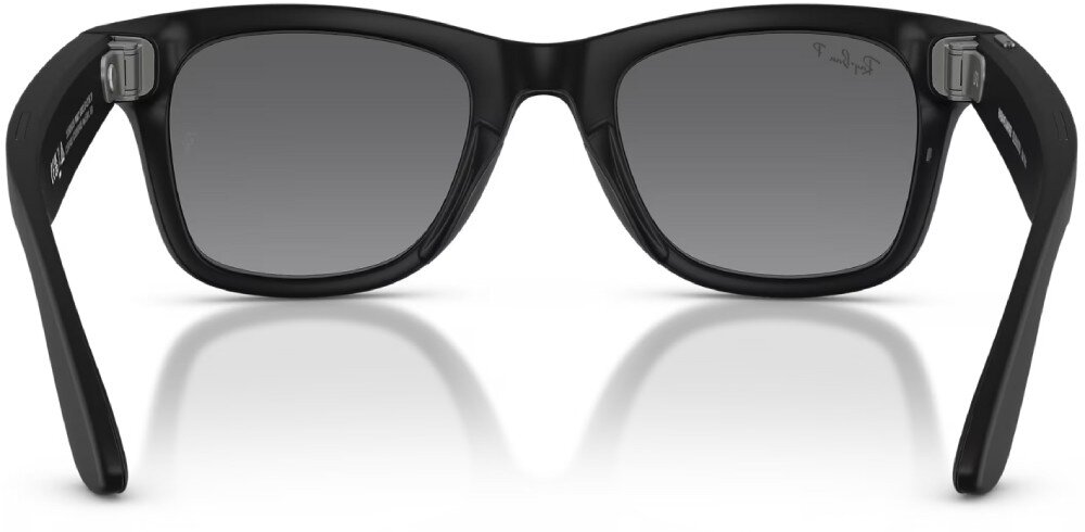 Czarne matowe okulary przeciwsłoneczne z prostokątnymi soczewkami i widocznym logo \'Ray-Ban\' na jednej z soczewek.