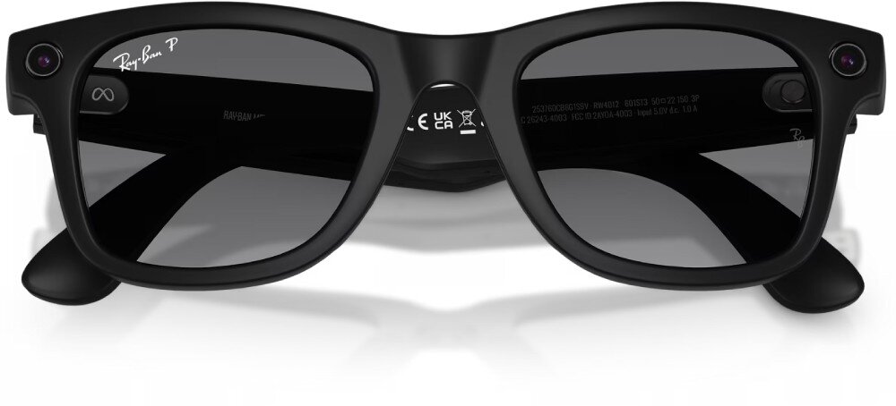 Czarne matowe okulary przeciwsłoneczne w stylu Wayfarer z widocznym logo \'Ray-Ban P\' na jednym z soczewek. Na wewnętrznej stronie zausznika znajdują się oznaczenia i symbole, w tym \'UKCA\'.