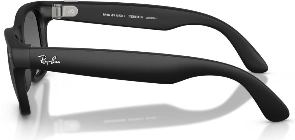 Czarne matowe okulary z widocznym logo \'Ray-Ban\' na zauszniku. Na wewnętrznej stronie zausznika znajduje się napis: \'RAY-BAN META WAYFARER ESSILORLUXOTTICA Made in China\'.