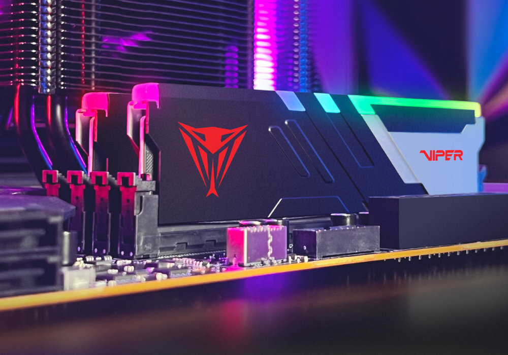 Na obrazie widoczna jest pamięć RAM z podświetleniem RGB, z czerwonym logo i napisem \'VIPER\'. Moduły są zamontowane na płycie głównej.