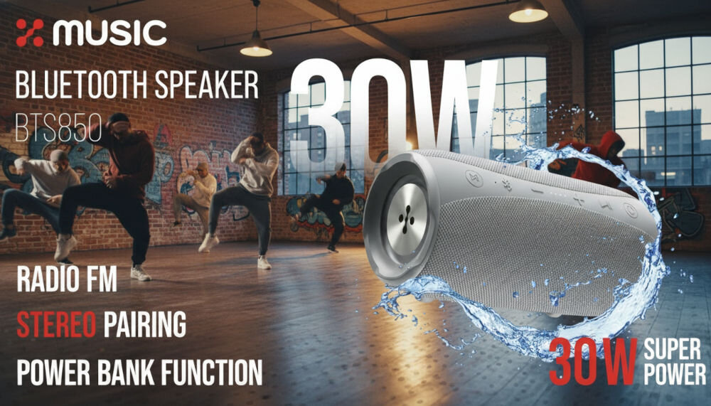 Obraz przedstawia głośnik mobilny z napisem \'MUSIC BLUETOOTH SPEAKER BTS850\'. W tle widać grupę tańczących osób w przestrzeni przypominającej salę taneczną, a na pierwszym planie widoczny jest głośnik z efektem rozpryskującej się wody oraz teksty \'RADIO FM\', \'STEREO PAIRING\', \'POWER BANK FUNCTION\', \'30W SUPER POWER\'.