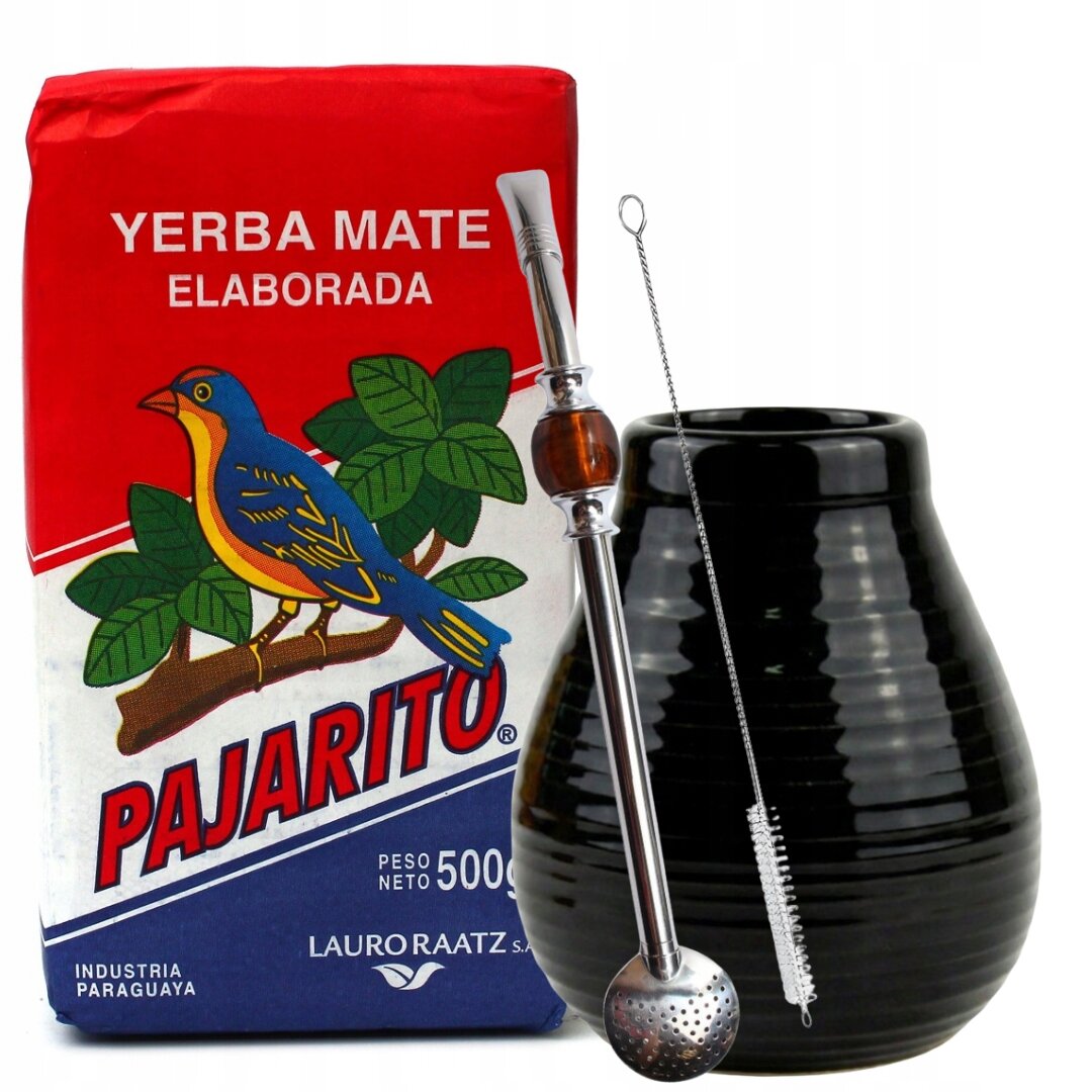 Na obrazie znajduje się opakowanie Yerba Mate Pajarito Elaborada z kolorowym ptakiem na gałęzi oraz czarna tykwa i metalowa bombilla z czyszczącą szczoteczką. Tekst na opakowaniu: \'YERBA MATE ELABORADA\', \'PAJARITO\', \'PESO NETO 500g\', \'INDUSTRIA PARAGUAYA\', \'LAURO RAATZ S.A.\'.