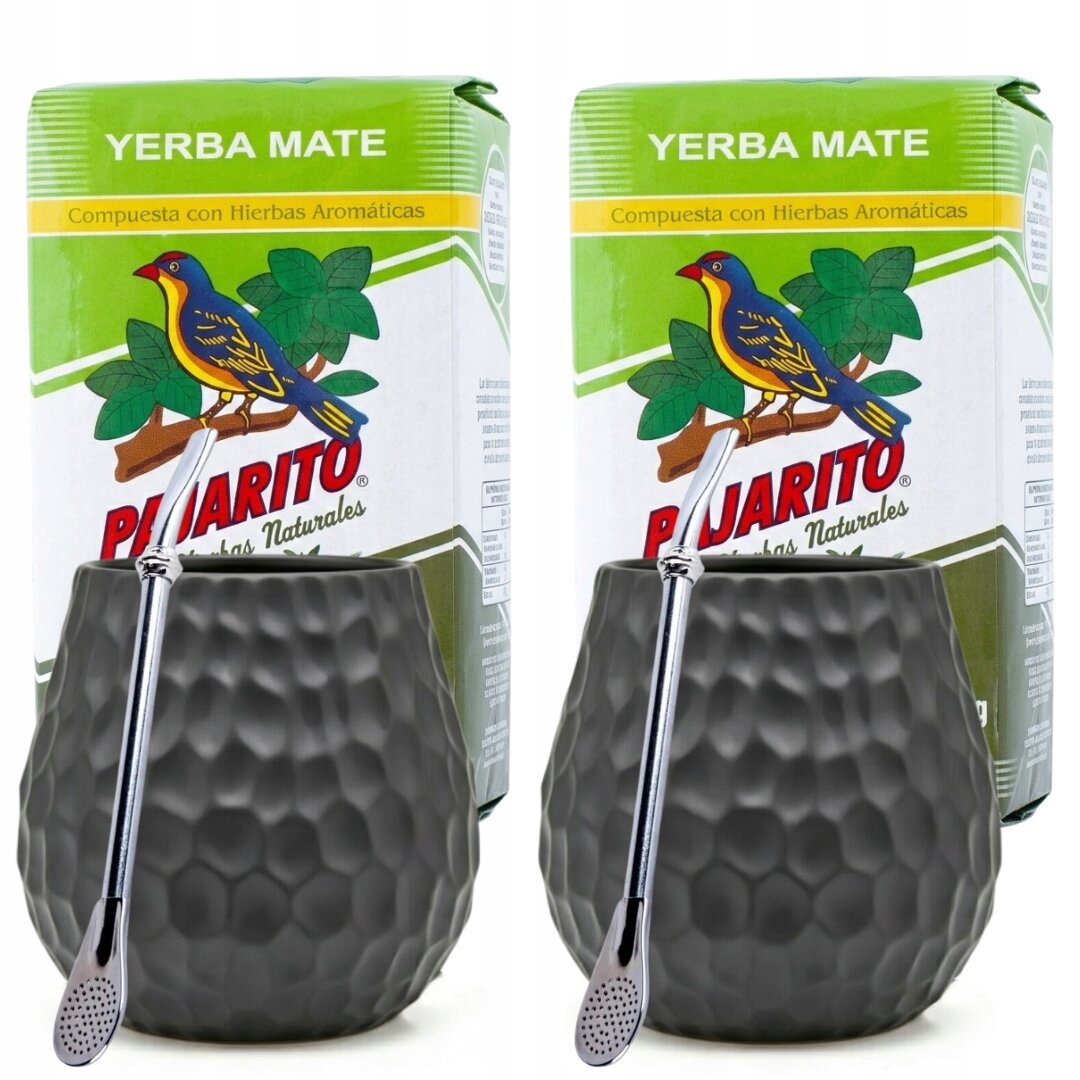 Na obrazie znajdują się dwa zestawy do yerba mate, każdy składający się z opakowania Pajarito Hierbas i ciemnoszarego naczynia z metalową bombillą. Opakowania mają zieloną górną część z napisem \'YERBA MATE\' i ilustracją ptaka na gałęzi.