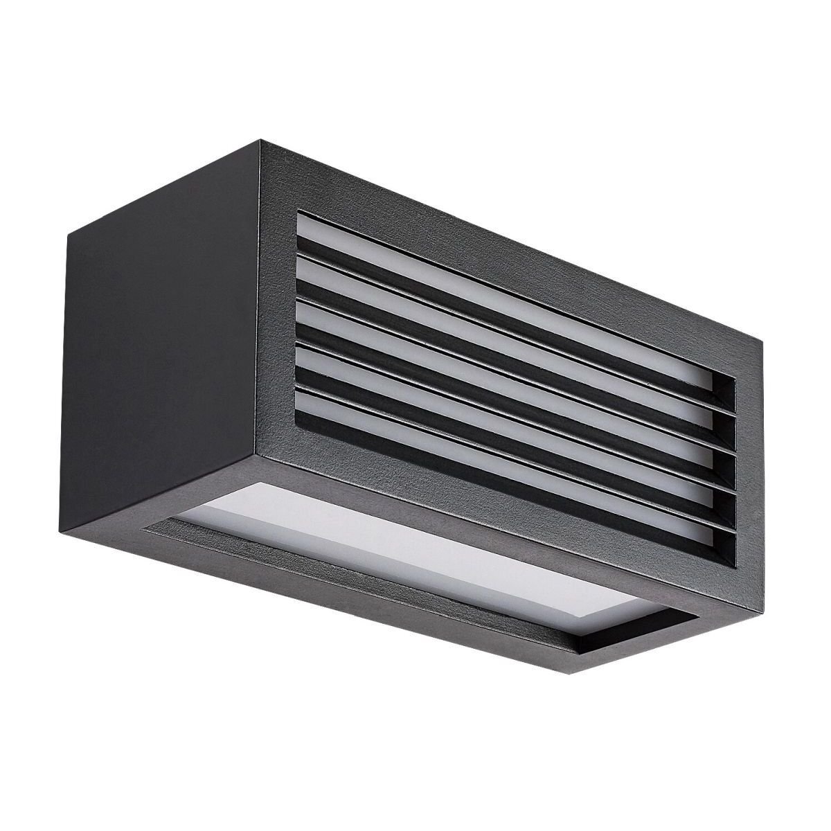 Prostokątna, czarna lampa ścienna z poziomymi żaluzjami na froncie. Lampa ma nowoczesny design i jest przeznaczona do montażu zewnętrznego.