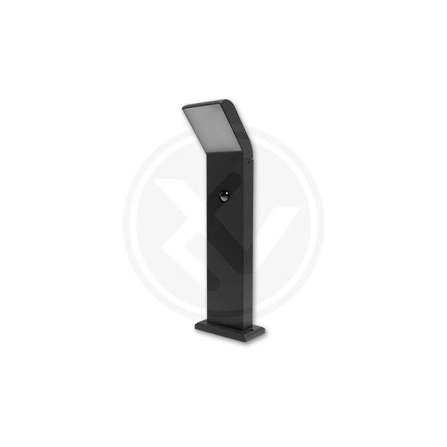 Czarna lampa ogrodowa LED o nowoczesnym designie, z prostokątnym kloszem i czujnikiem ruchu na froncie. Lampa jest zamontowana na prostokątnej podstawie.
