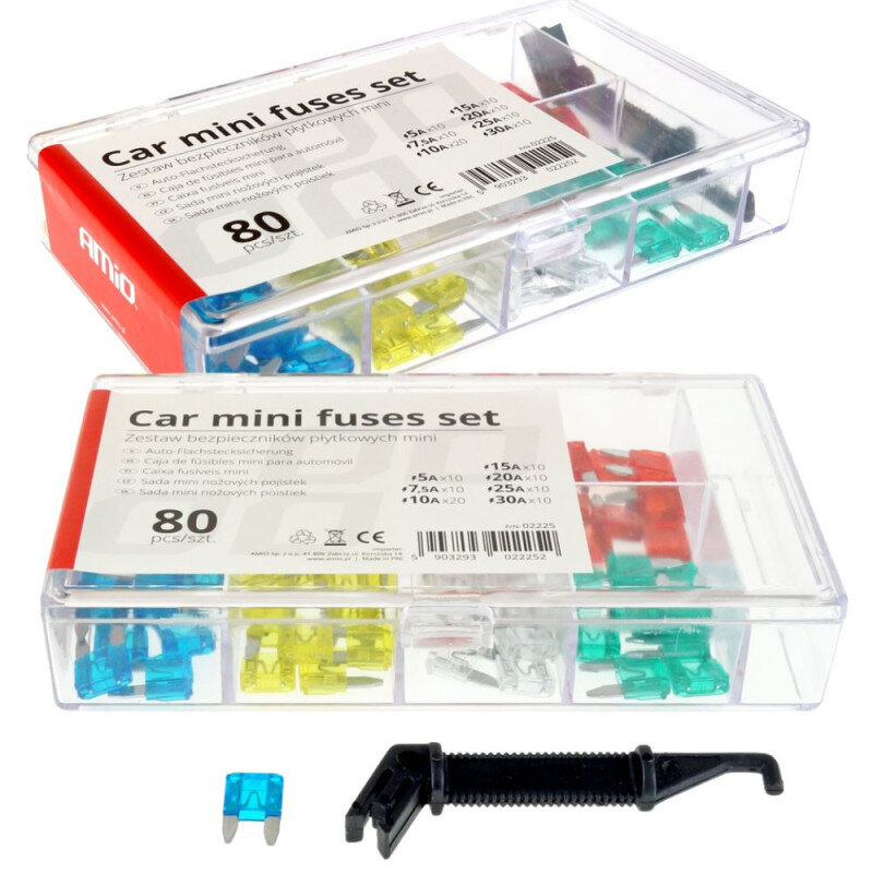 Na obrazie widoczne są dwa przezroczyste pudełka z kolorowymi bezpiecznikami samochodowymi oraz czarnymi szczypcami. Na etykiecie pudełka znajduje się napis \'Car mini fuses set\' oraz informacje o ilości i typach bezpieczników, takich jak 5A, 10A, 15A, 20A, 25A, 30A, 80 pcs/szt.\'