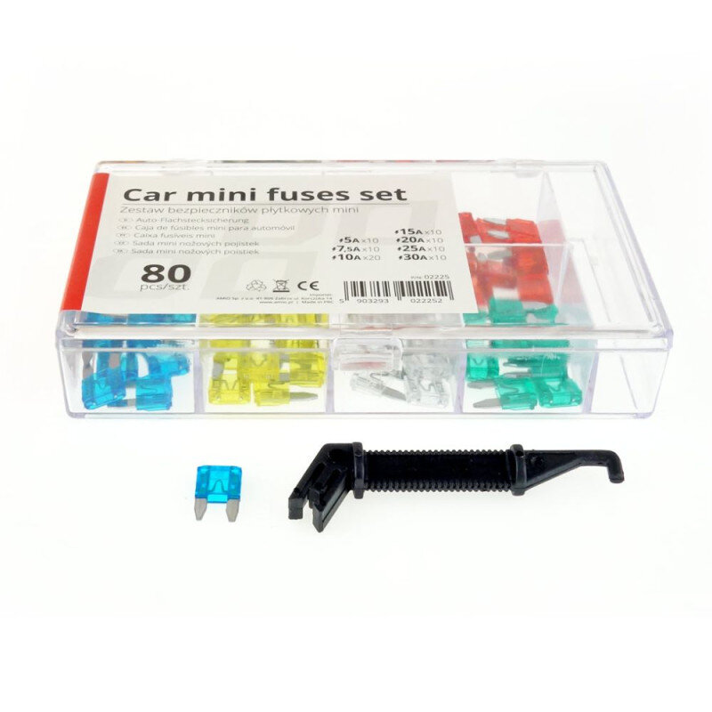 Zestaw bezpieczników samochodowych w przezroczystym pudełku z kolorowymi bezpiecznikami i czarnymi szczypcami. Na etykiecie widnieje napis: \'Car mini fuses set\' oraz szczegóły dotyczące ilości i wartości amperów bezpieczników.