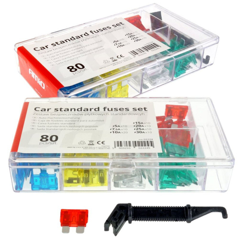 Zestaw bezpieczników samochodowych w przezroczystym pudełku z etykietą \'Car standard fuses set\' oraz \'80 pcs/szt.\'. W zestawie znajdują się kolorowe bezpieczniki i czarne szczypce.