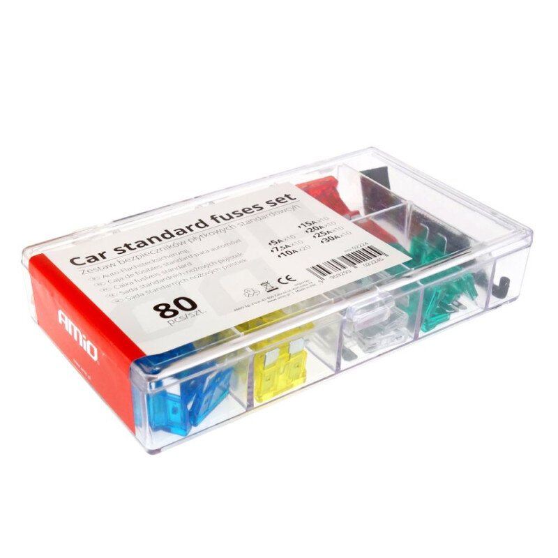 Przezroczyste pudełko z kolorowymi bezpiecznikami samochodowymi, oznaczone etykietą \'Car standard fuses set\'. Na etykiecie widnieje tekst \'Zestaw bezpieczników wtykowych z uchwytem do wyjmowania\' oraz liczba \'80\'.