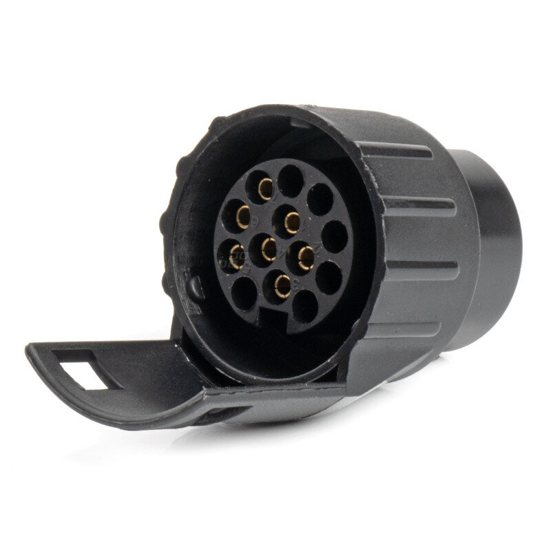 Czarny adapter z mosiężnymi pinami, posiadający okrągły kształt z widocznymi otworami na piny. Produkt wykonany z tworzywa sztucznego, z klapką ochronną.