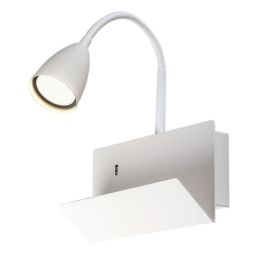 Biały kinkiet na wysięgniku z półką i portem USB. Lampa ma kształt stożka i jest zamontowana na elastycznym ramieniu.