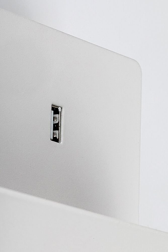 Biały element z widocznym portem USB na gładkiej powierzchni.