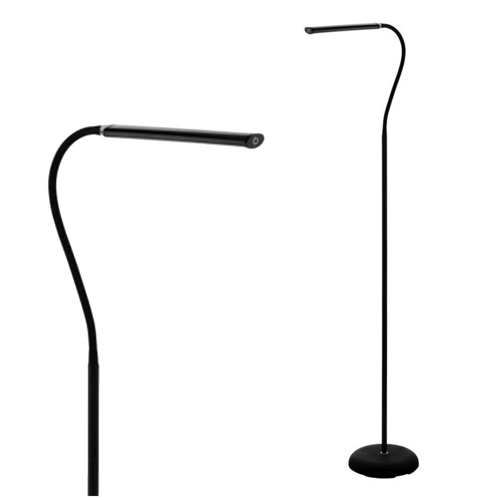 Czarna, nowoczesna lampa podłogowa LED z zakrzywionym ramieniem i okrągłą podstawą. Lampa ma smukły, minimalistyczny design.