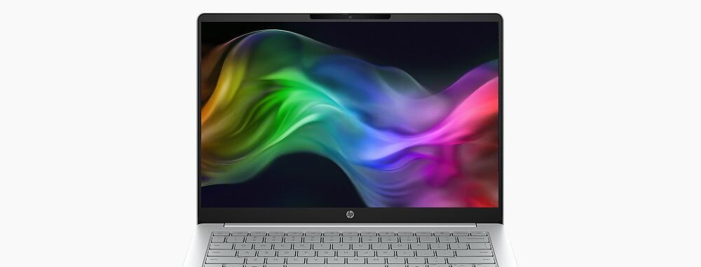 Osoba korzysta z laptopa HP OmniBook 3 14-HU0012NWX w słuchawkach podczas pracy zdalnej przy stoliku w kawiarni - matryca 14 cali IPS 1920x1200