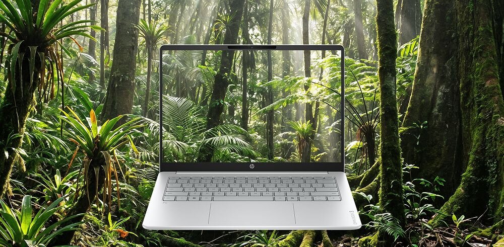 Osoba korzysta z laptopa HP OmniBook 3 14-HU0012NWX podczas komunikacji wideo - waga 1,4 kg i certyfikat ENERGY STAR