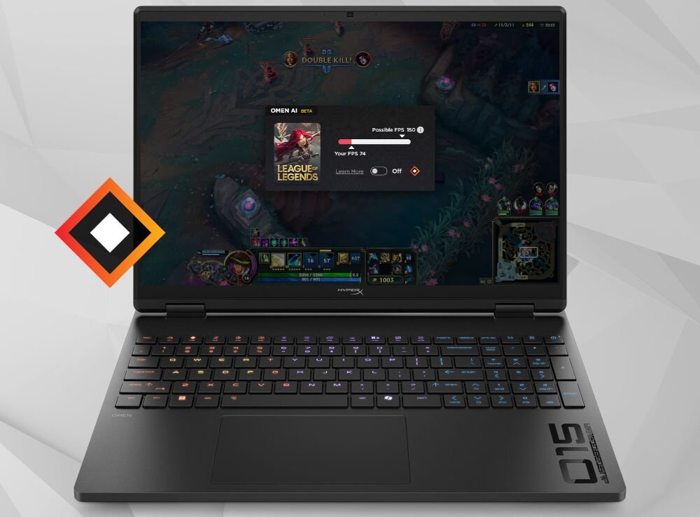 Laptop z otwartym ekranem, na którym wyświetlana jest gra League of Legends z panelem Omen AI pokazującym \'Possible FPS 160\' i \'Your FPS 74\'. Klawiatura jest podświetlana, a obok laptopa widoczne jest logo w kształcie rombu.