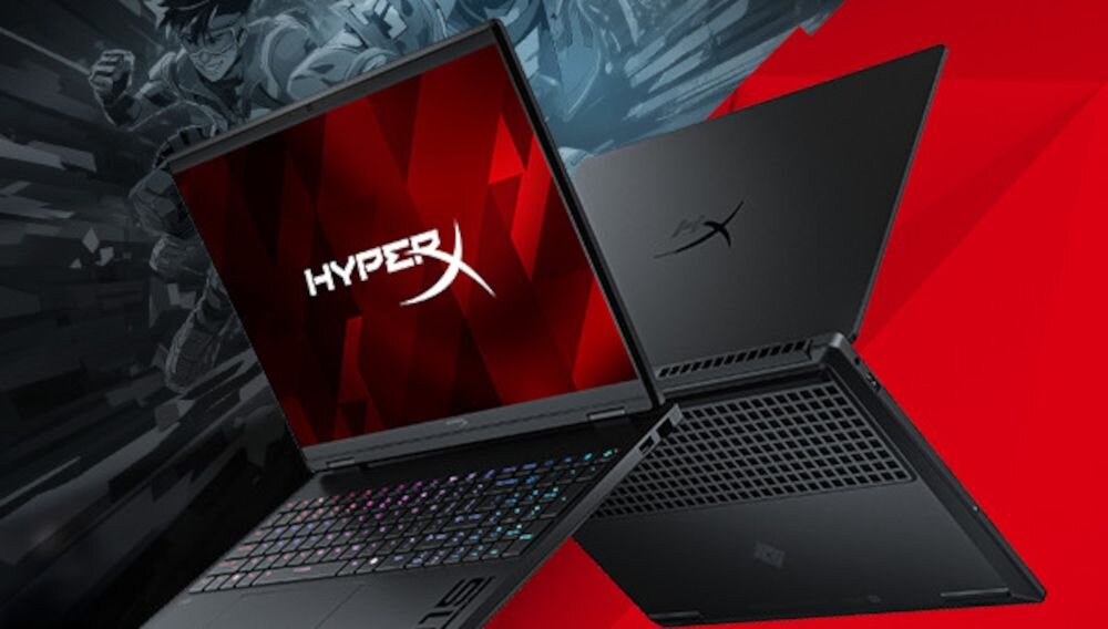 Dwa laptopy z logo HyperX na ekranie i obudowie, ustawione w różnych pozycjach na tle z czerwonymi i czarnymi elementami graficznymi.