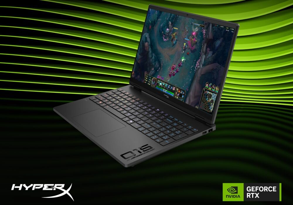 Laptop z otwartym ekranem, na którym wyświetlana jest gra komputerowa. Widoczne logo HyperX oraz Nvidia GeForce RTX.