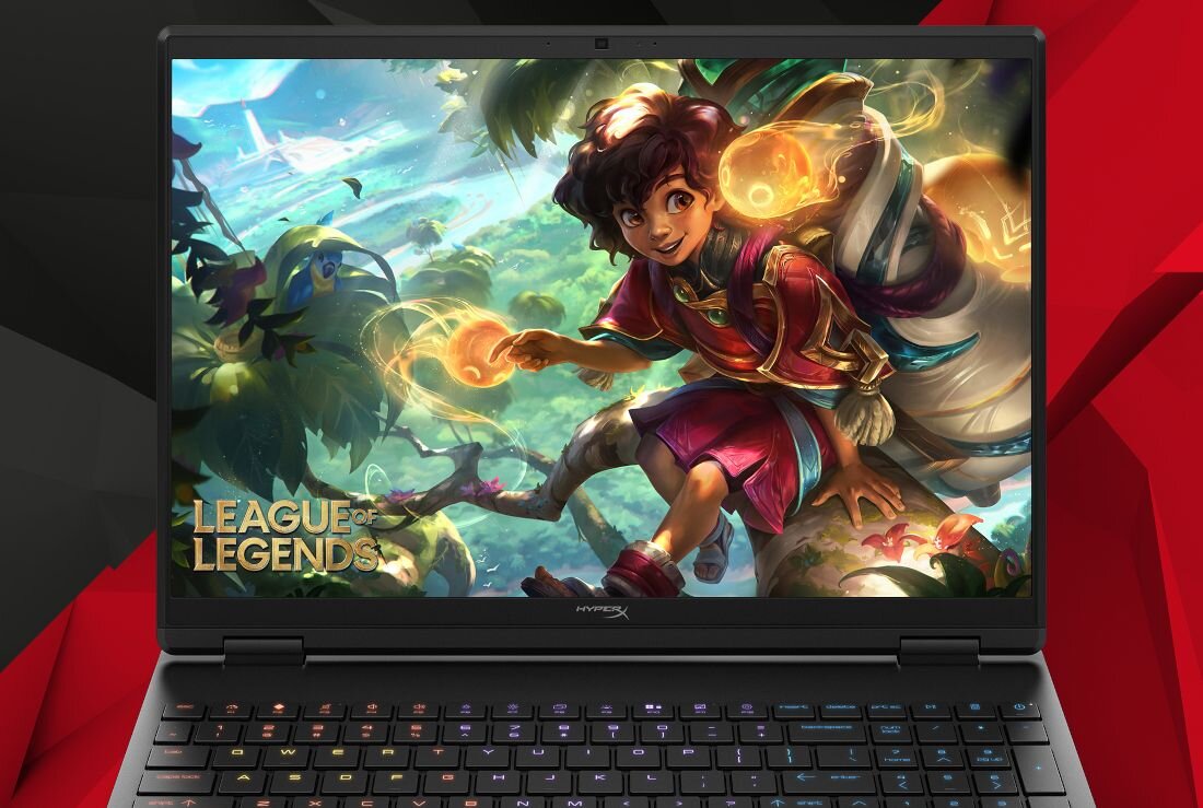 Laptop z wyświetlaczem pokazującym kolorową grafikę z gry \'League of Legends\'. Na obudowie widoczne jest logo \'HyperX\'.