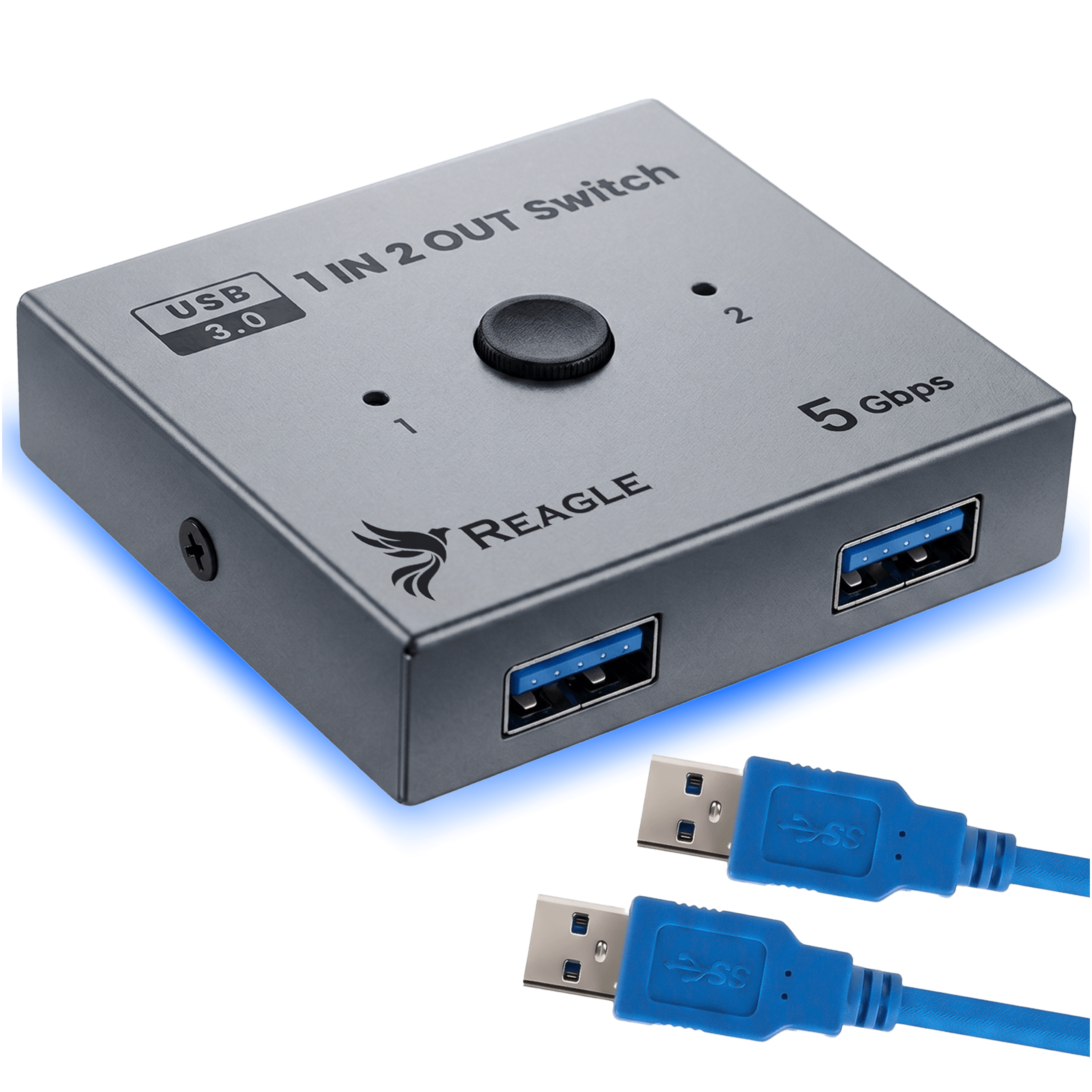 Metaliczny przełącznik USB 3.0 z dwoma portami i centralnym przyciskiem, oznaczony jako \'1 IN 2 OUT Switch\'. Widoczne logo \'REAGLE\' oraz dwa niebieskie kable USB z wtyczkami.