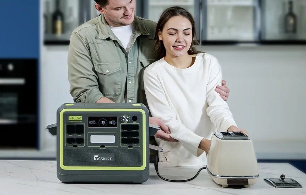 Stacja zasilania FOSSIBOT F2400 2400W Zielony, przenośna, stacja, zasilania, domowa, Kobieta pracująca na laptopie w namiocie przy stacji.