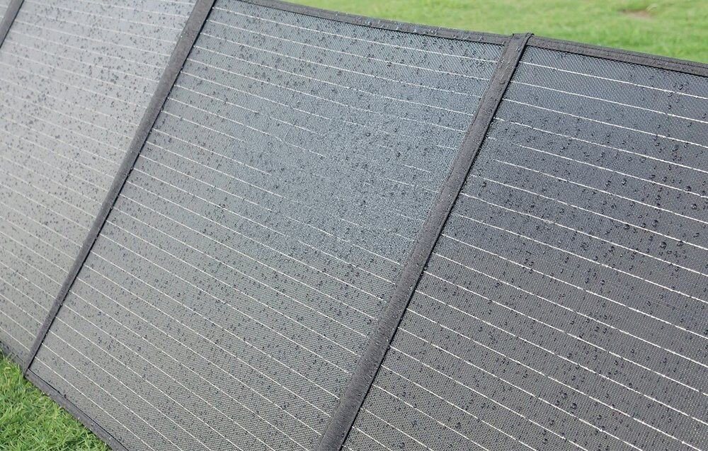 Panel fotowoltaiczny FOSSIBOT SP200 200W, laminat, ochrona, woda, trwałość, Zbliżenie na krople wody na powierzchni panelu solarnego.