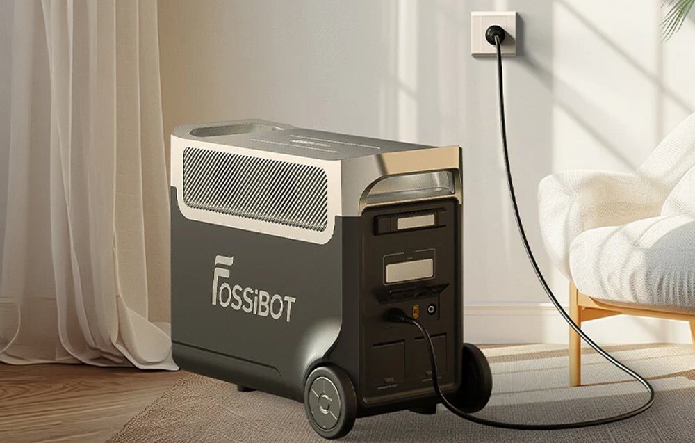 Stacja zasilania FOSSIBOT F3600 Pro 3600W Czarny stacja w pokoju podłączona do gniazdka obok fotel może pracować pomiędzy odbiornikiem a gniazdkiem ściennym i automatycznie przełączyć zasilanie w czasie krótszym niż 10 ms po zaniku energii z sieci funkcja UPS ogranicza przerwę w zasilaniu