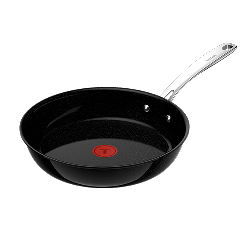Czarna patelnia z metalowym uchwytem i czerwonym okrągłym wskaźnikiem na środku powierzchni. Na uchwycie widoczny jest napis \'Tefal\'.