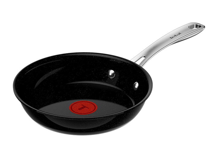 Czarna patelnia z czerwonym okręgiem na dnie i srebrnym uchwytem z napisem \'Tefal\'.