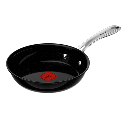 Czarna patelnia z czerwonym okrągłym wskaźnikiem na środku i srebrnym uchwytem z napisem \'Tefal\'.