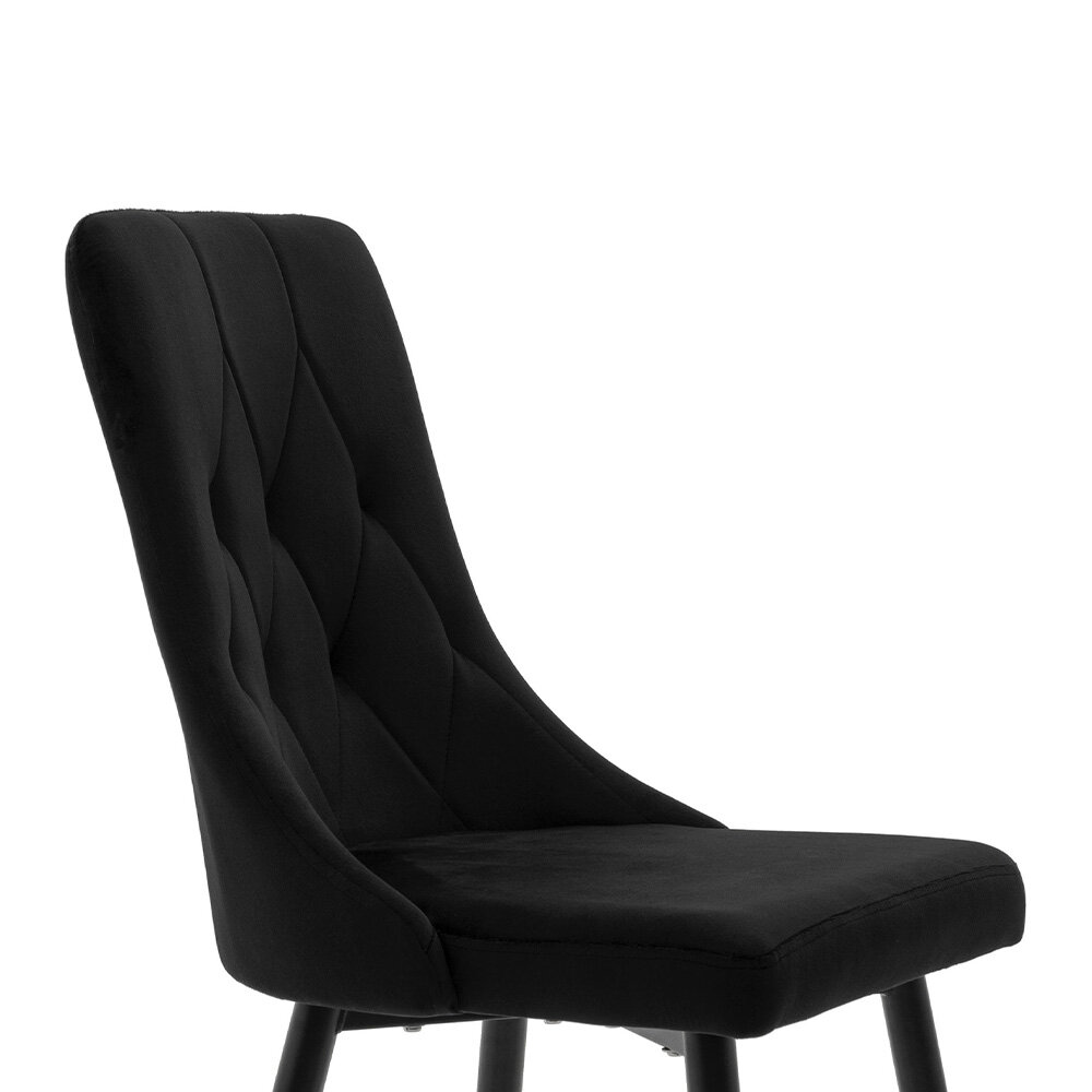 Czarne krzesło tapicerowane z pikowanym oparciem, wykonane z weluru, widoczne z boku. Krzesło ma cztery nogi i elegancki, nowoczesny design.