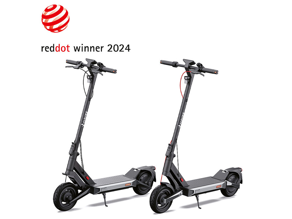 Na obrazie znajdują się dwie czarne hulajnogi elektryczne z widocznym logo NAVEE. Nad nimi widnieje tekst \'reddot winner 2024\' oraz czerwone logo w kształcie kuli.