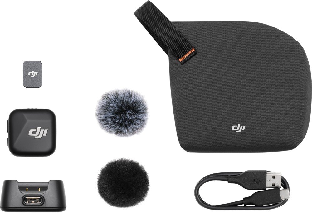Na obrazie widoczny jest zestaw akcesoriów, w tym dwa mikrofony z logo DJI, dwa osłony przeciwwietrzne, kabel USB oraz etui z logo DJI. Wszystkie elementy są w kolorze czarnym, a etui posiada pomarańczowy detal na uchwycie.